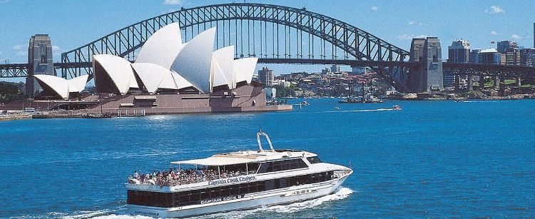 Сиднейская опера вид из бухты