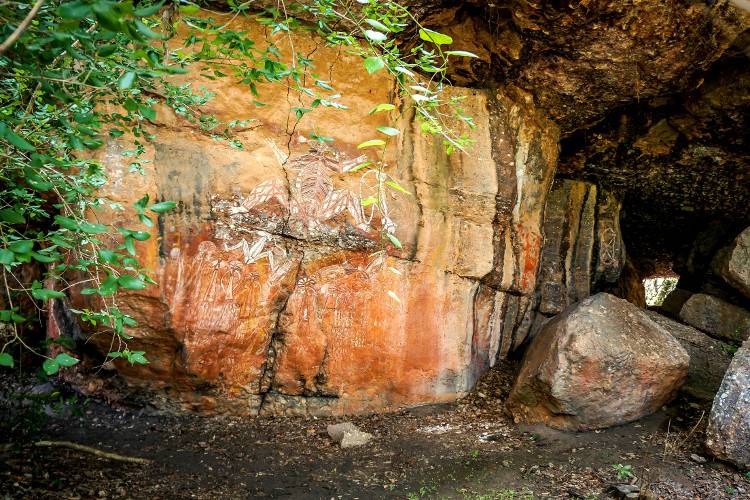 Рисунки аборигенов в пещерах парка Какаду