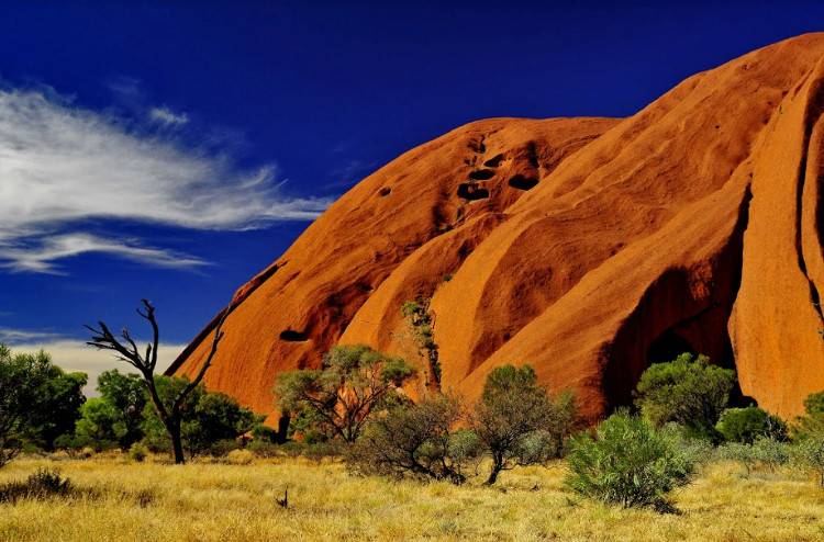 Красная гора Улуру в Австралии