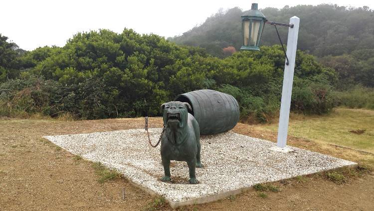 Памятник псам-охранникам на перешейке полуострова Тасман на Тасмании